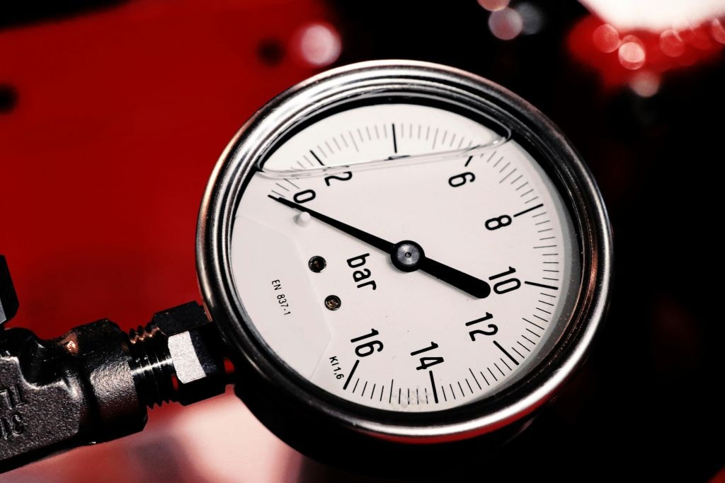 Ciśnienie w oponach (źródło: https://www.pexels.com/pl-pl/zdjecie/wskaznik-bialy-462394/)