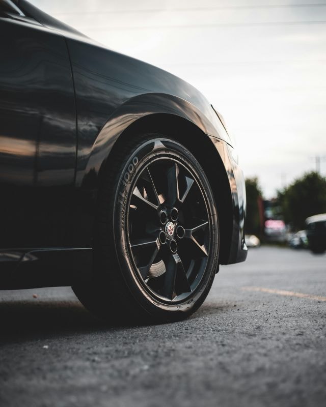 Ciśnienie w oponach (źródło: https://www.pexels.com/pl-pl/zdjecie/samochod-pojazd-opona-asfalt-7394827/)